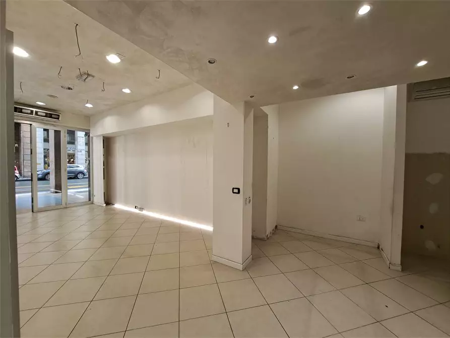 Immagine 7 di Negozio in affitto  in via grande 160 a Livorno