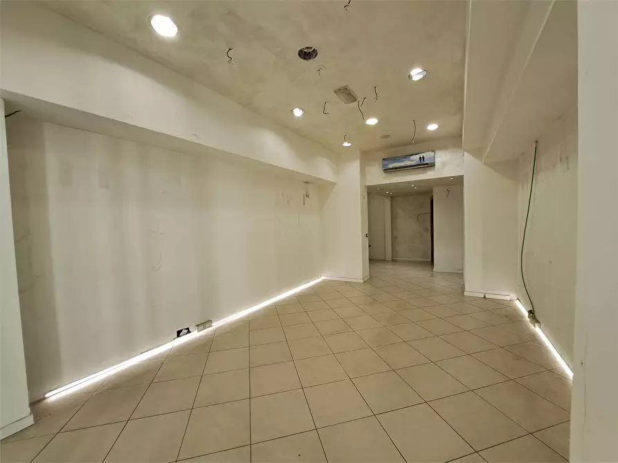 Immagine 8 di Negozio in affitto  in via grande 160 a Livorno