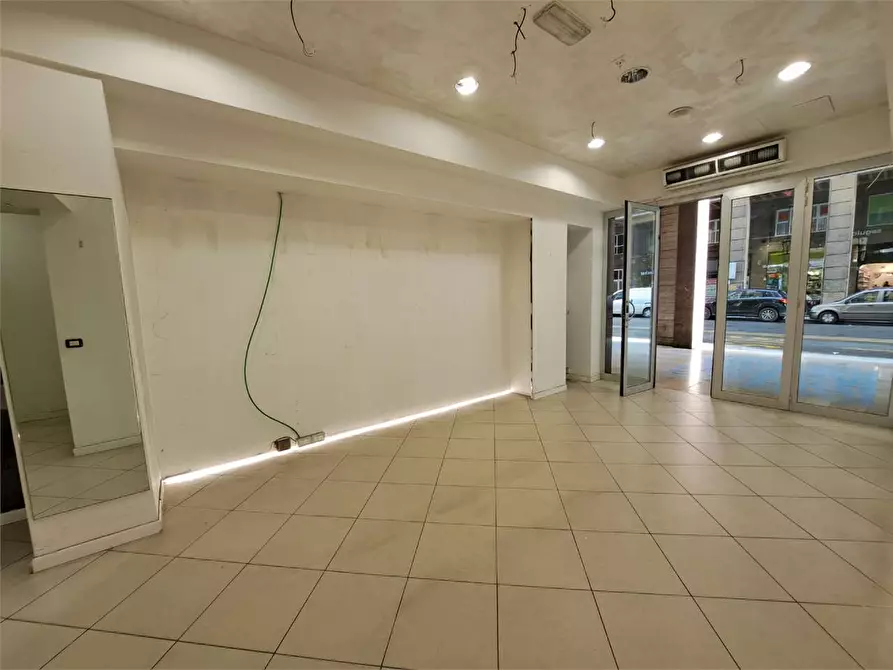 Immagine 10 di Negozio in affitto  in via grande 160 a Livorno