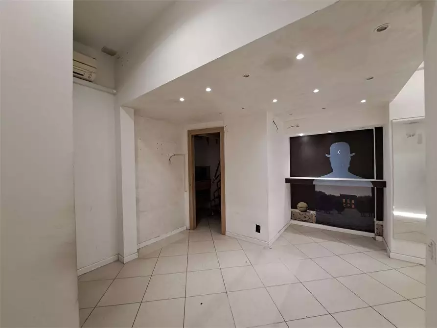 Immagine 11 di Negozio in affitto  in via grande 160 a Livorno