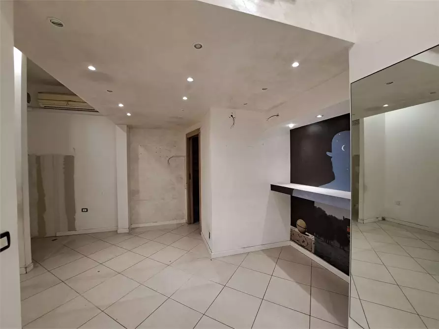 Immagine 12 di Negozio in affitto  in via grande 160 a Livorno