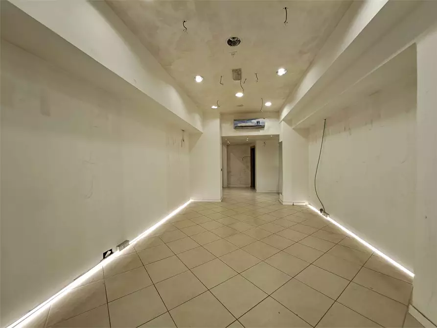 Immagine 14 di Negozio in affitto  in via grande 160 a Livorno