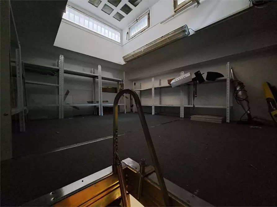 Immagine 16 di Negozio in affitto  in via grande 160 a Livorno