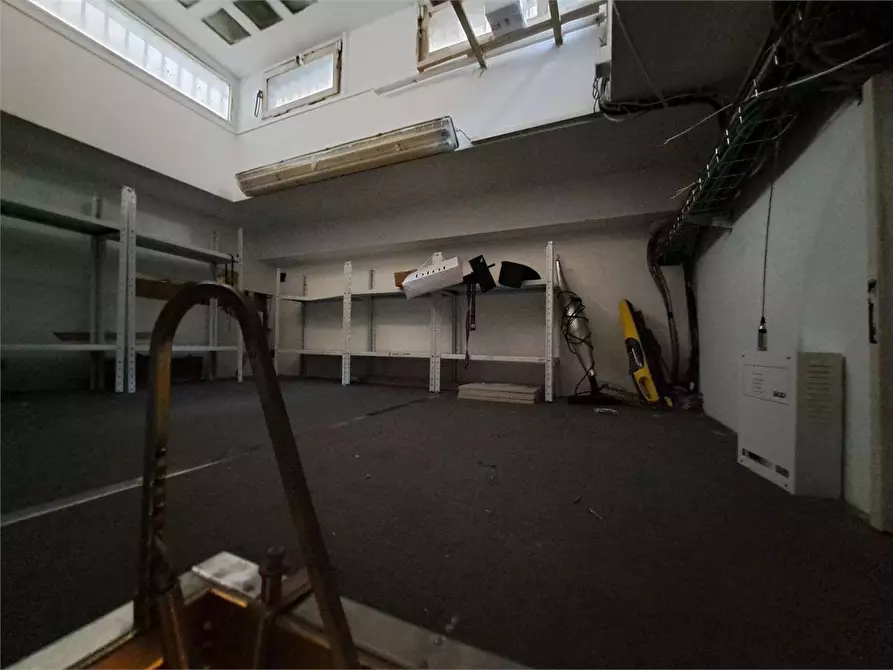 Immagine 17 di Negozio in affitto  in via grande 160 a Livorno