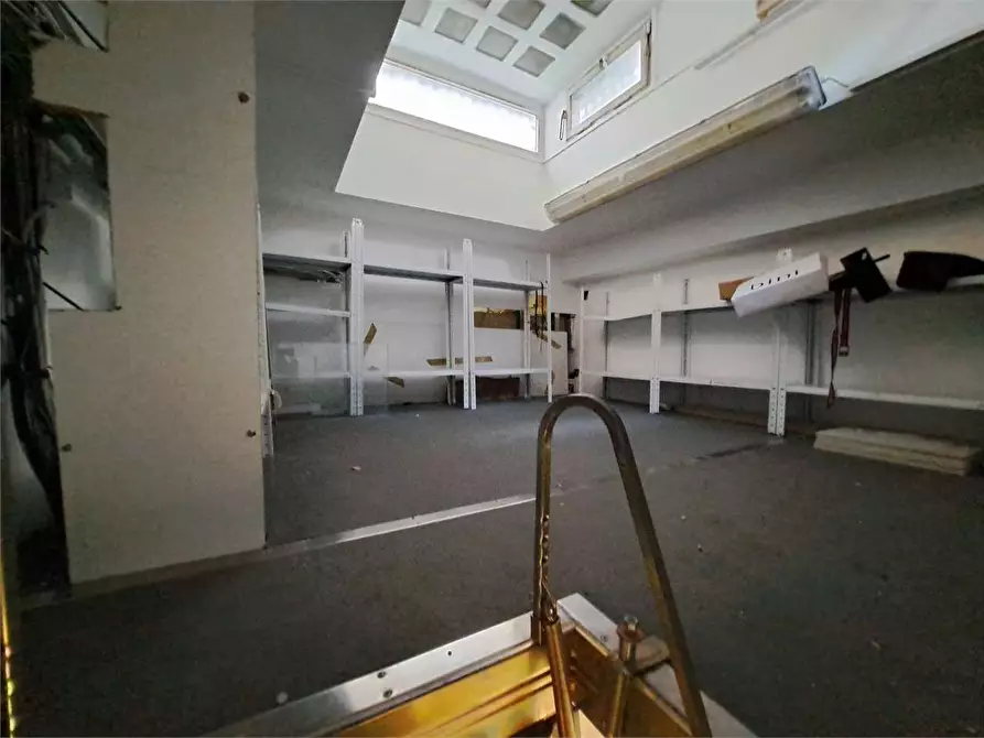 Immagine 18 di Negozio in affitto  in via grande 160 a Livorno