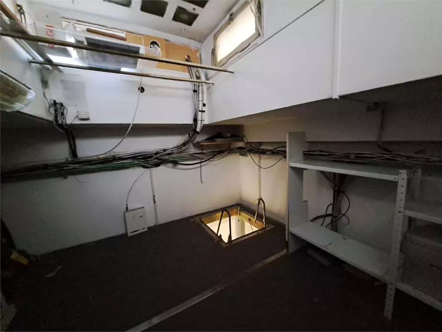 Immagine 19 di Negozio in affitto  in via grande 160 a Livorno