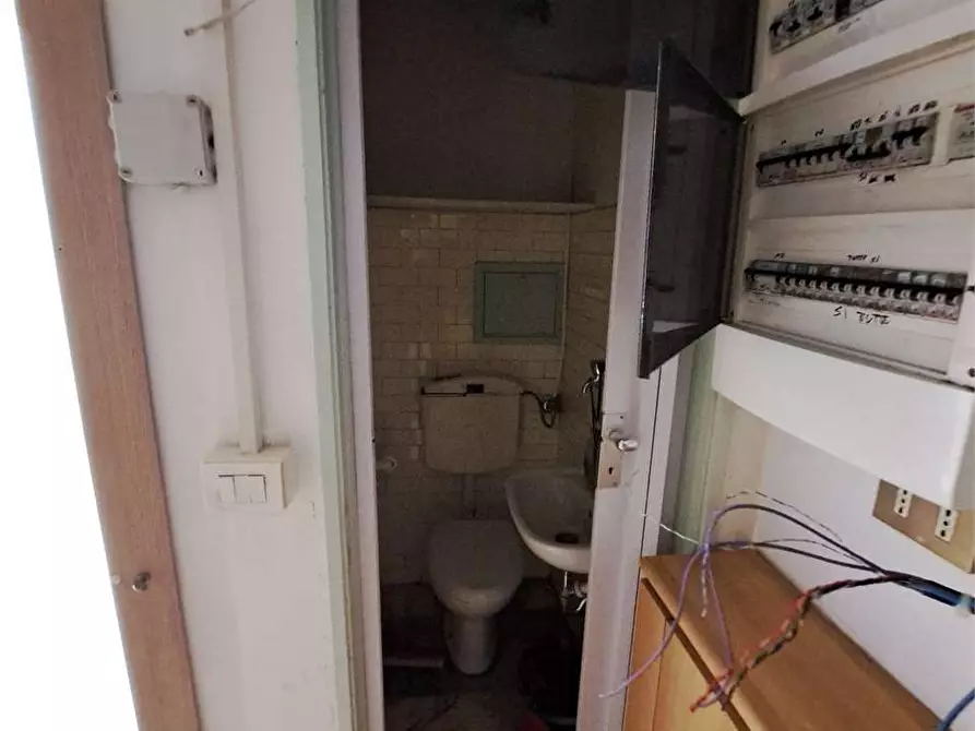 Immagine 22 di Negozio in affitto  in via grande 160 a Livorno
