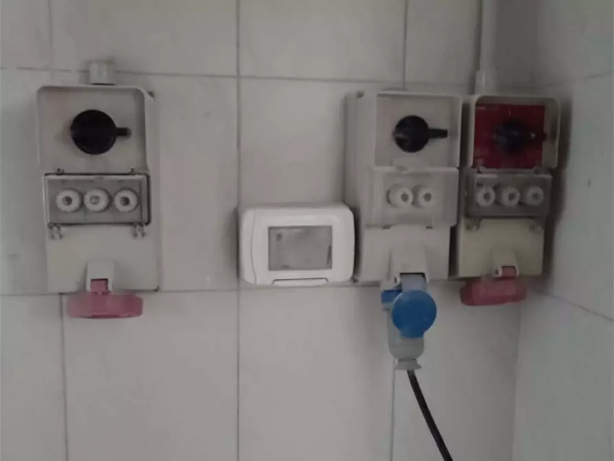 Immagine 12 di Negozio in vendita  in Via provinciale pisana 97 a Livorno