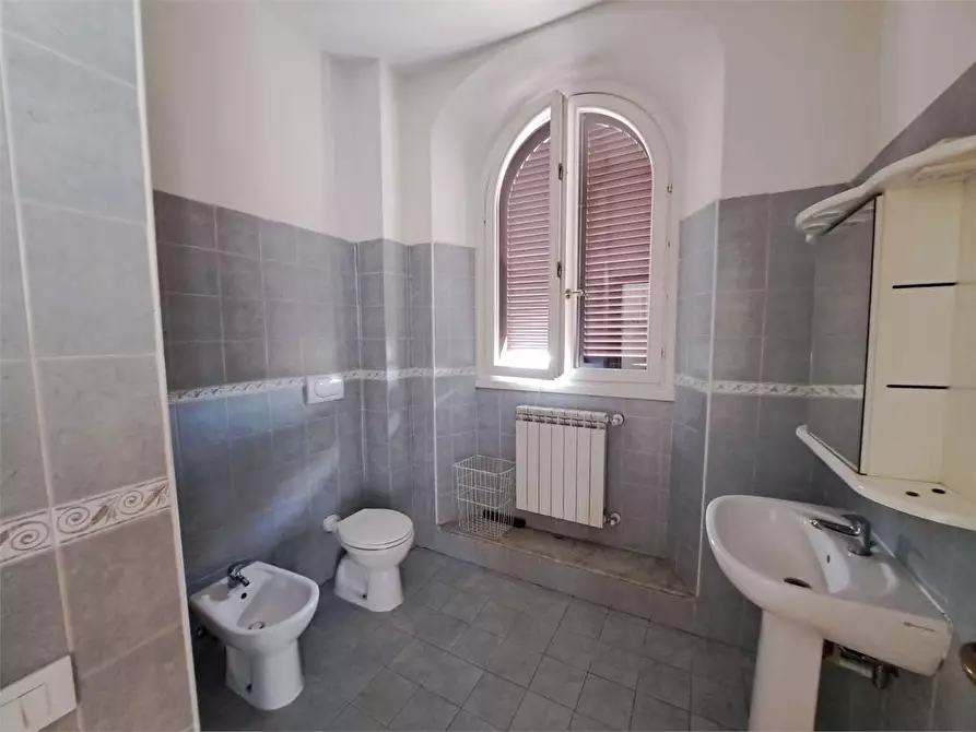 Immagine 11 di Appartamento in vendita  in via mentana a Livorno