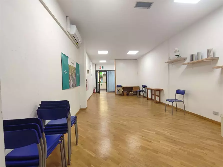 Immagine 1 di Negozio in vendita  in Via Puini a Livorno