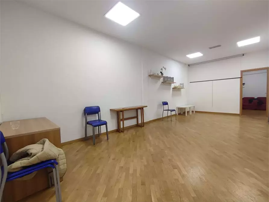 Immagine 2 di Negozio in vendita  in Via Puini a Livorno