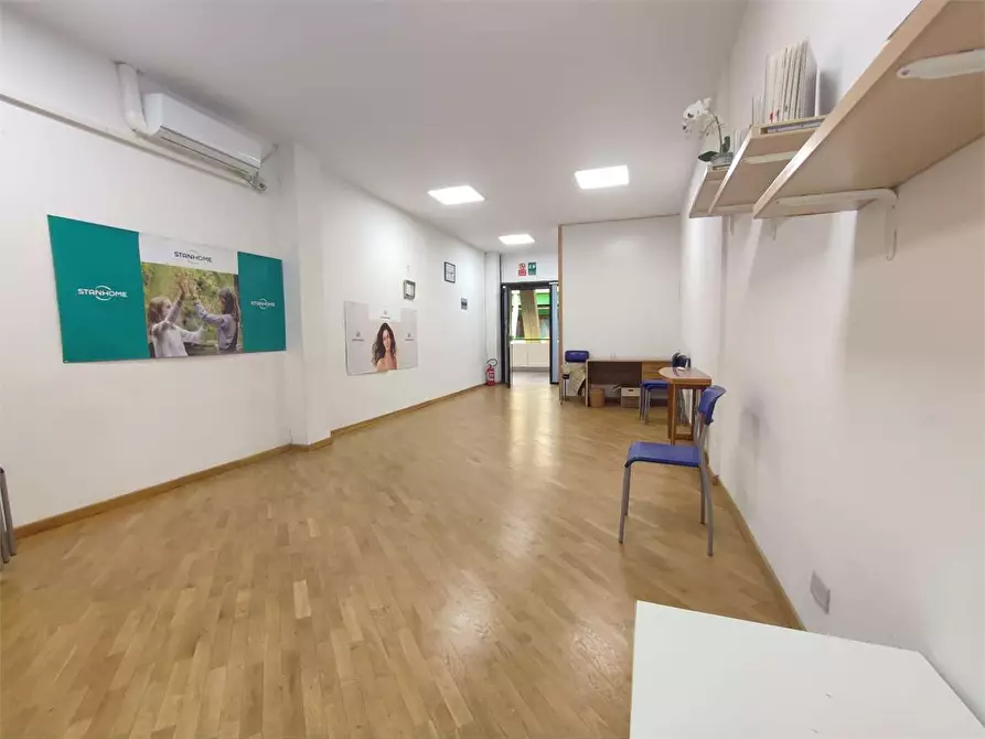 Immagine 3 di Negozio in vendita  in Via Puini a Livorno