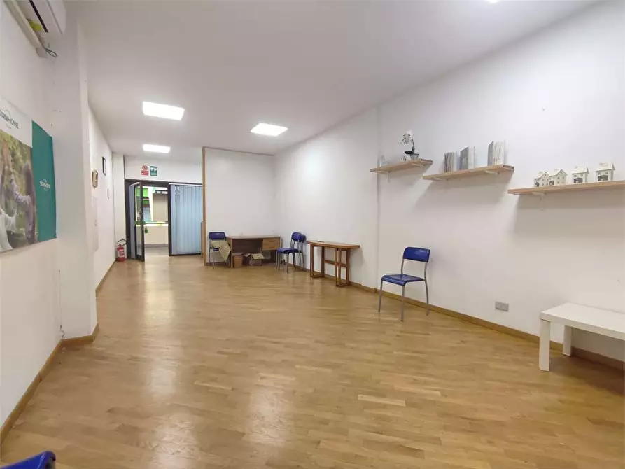 Immagine 8 di Negozio in vendita  in Via Puini a Livorno