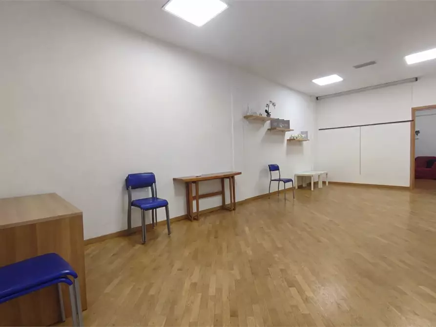 Immagine 9 di Negozio in vendita  in Via Puini a Livorno