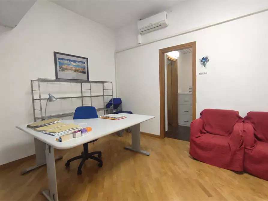 Immagine 11 di Negozio in vendita  in Via Puini a Livorno
