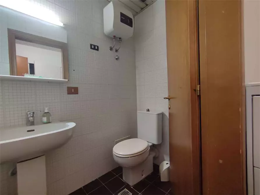 Immagine 12 di Negozio in vendita  in Via Puini a Livorno