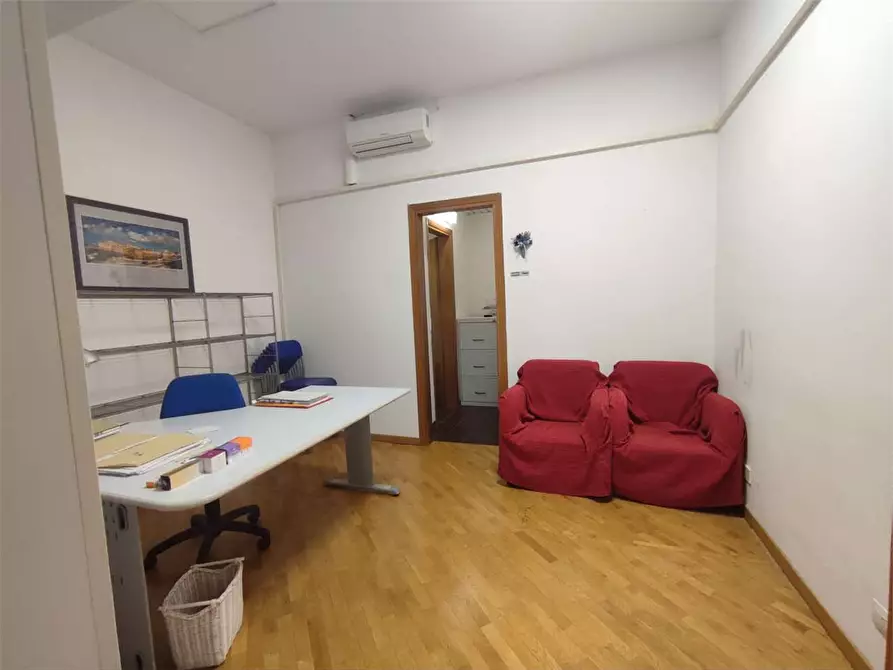Immagine 13 di Negozio in vendita  in Via Puini a Livorno