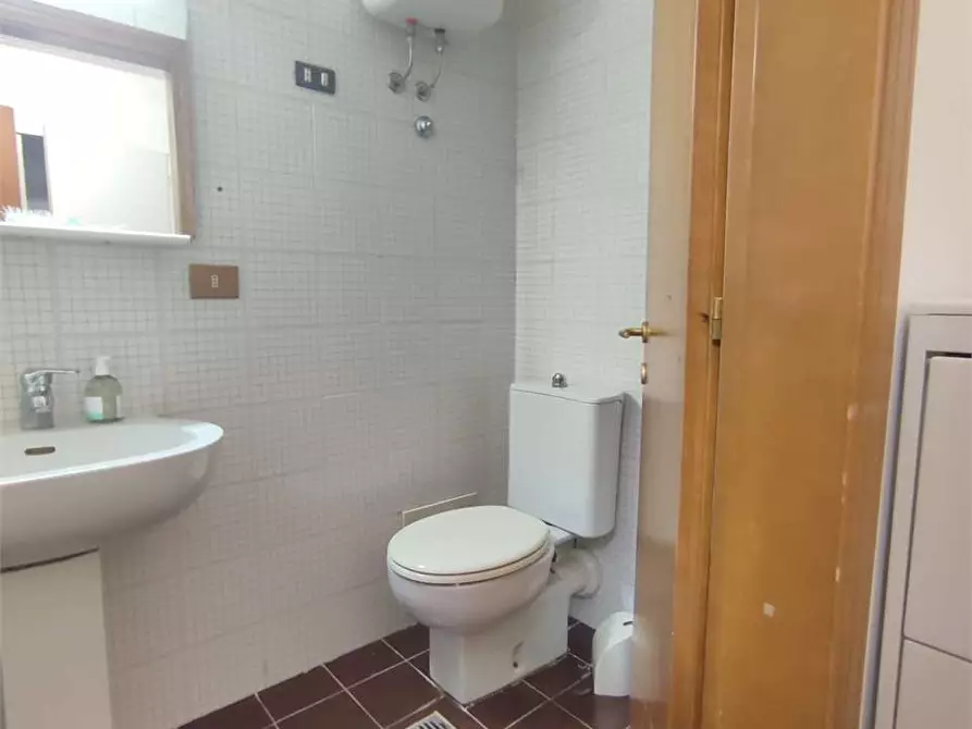 Immagine 15 di Negozio in vendita  in Via Puini a Livorno