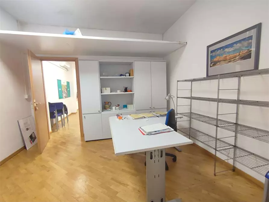 Immagine 17 di Negozio in vendita  in Via Puini a Livorno
