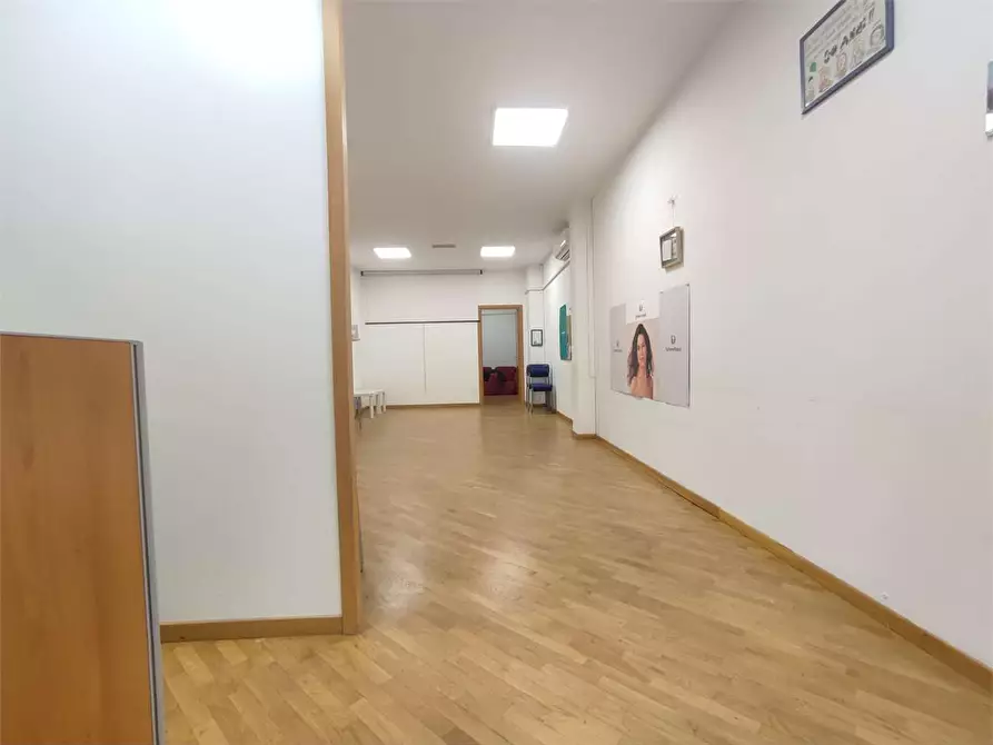 Immagine 19 di Negozio in vendita  in Via Puini a Livorno