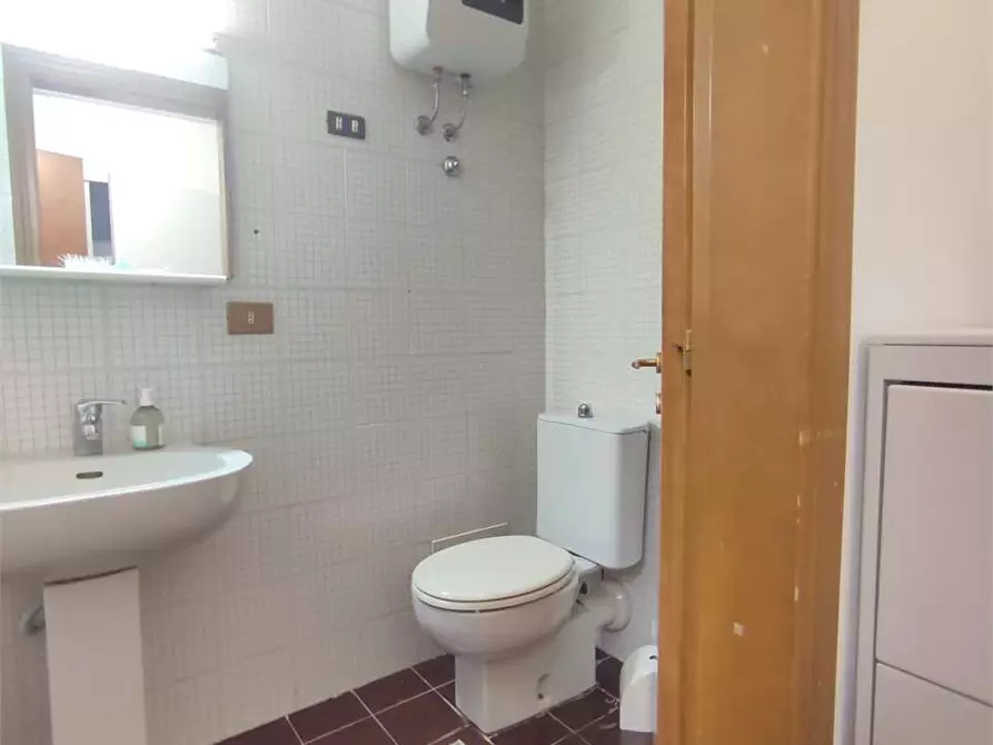 Immagine 6 di Negozio in affitto  a Livorno