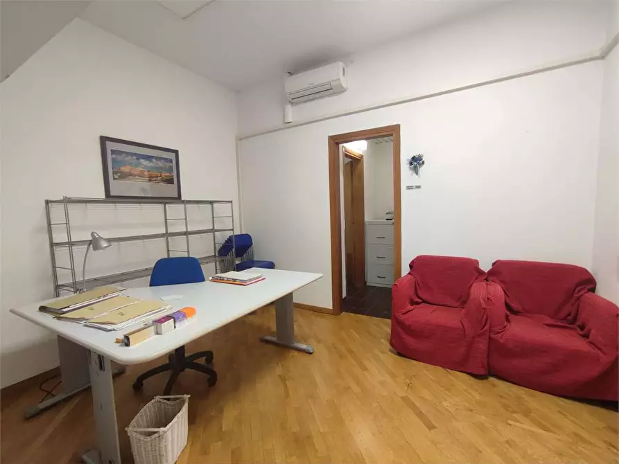 Immagine 11 di Negozio in affitto  a Livorno