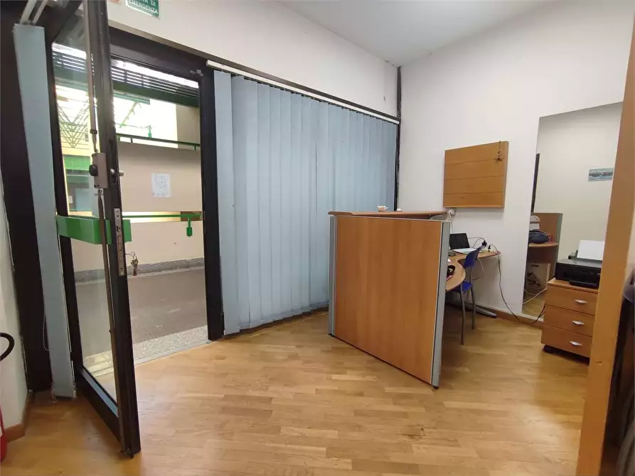 Immagine 12 di Negozio in affitto  a Livorno