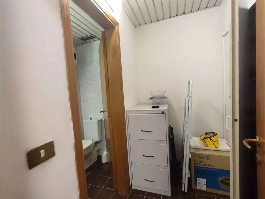 Immagine 17 di Negozio in affitto  a Livorno