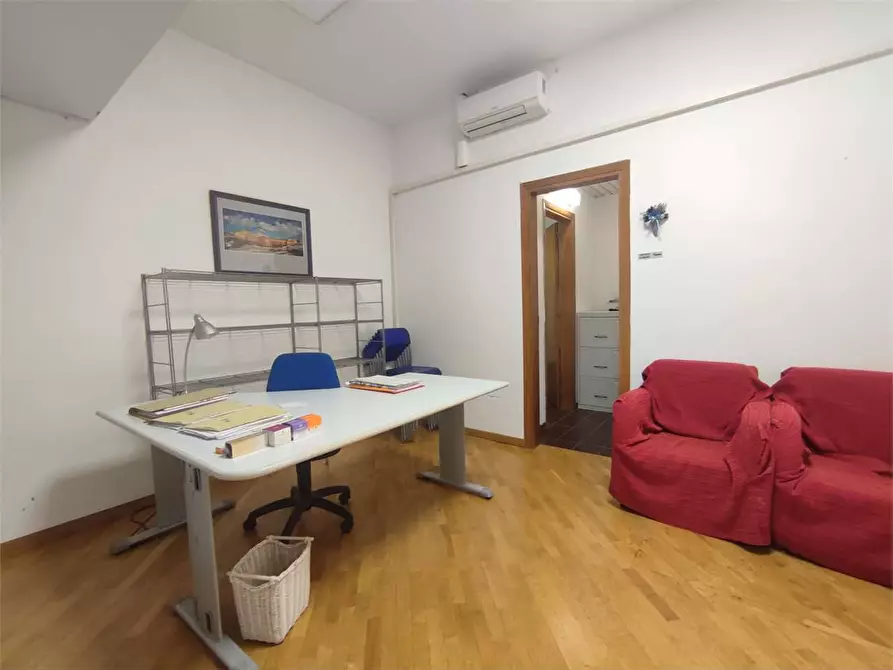 Immagine 18 di Negozio in affitto  a Livorno