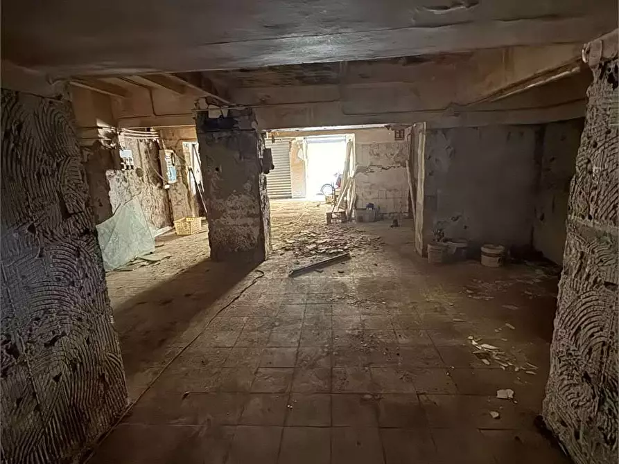 Immagine 1 di Negozio in vendita  in Via Mentana  a Livorno