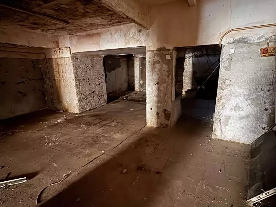 Immagine 7 di Negozio in vendita  in Via Mentana  a Livorno