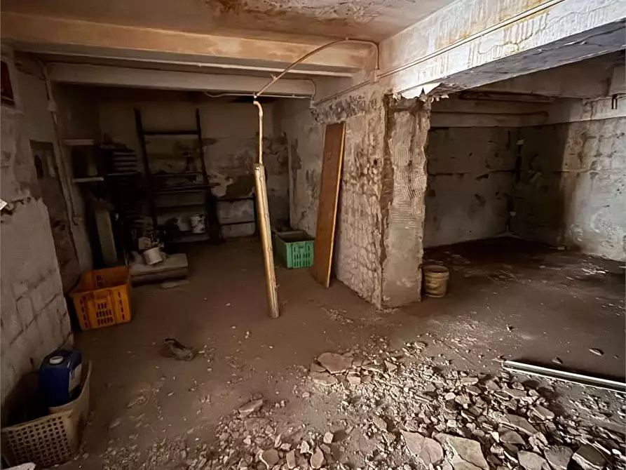 Immagine 8 di Negozio in vendita  in Via Mentana  a Livorno