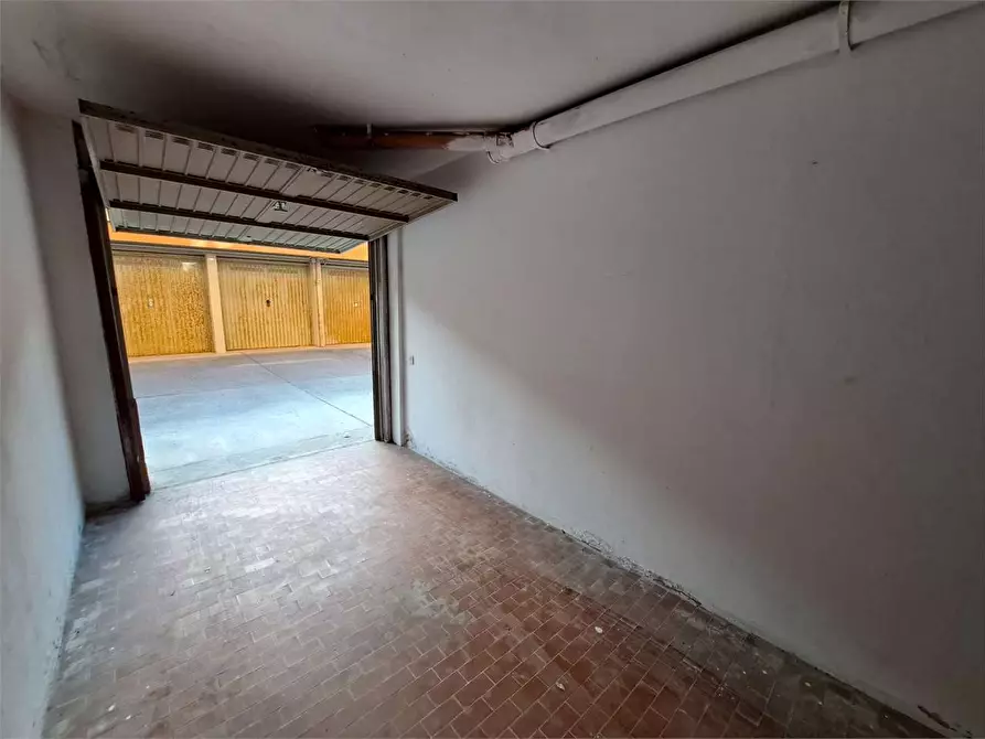 Immagine 1 di Garage in vendita  in via beppe orlandi  3 a Livorno