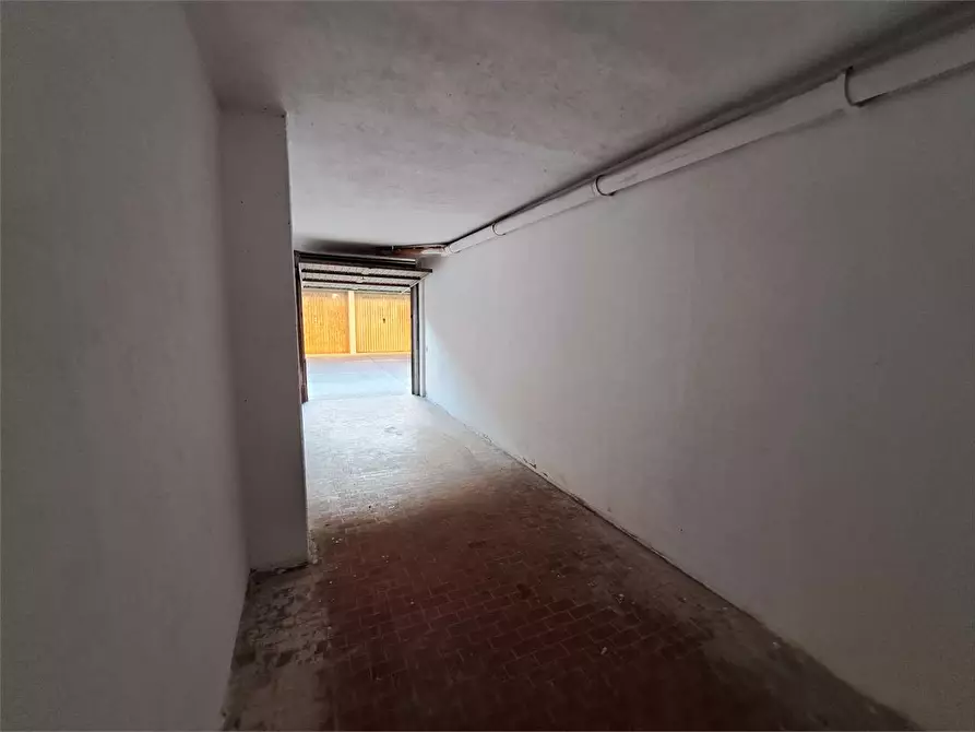 Immagine 4 di Garage in vendita  in via beppe orlandi  3 a Livorno