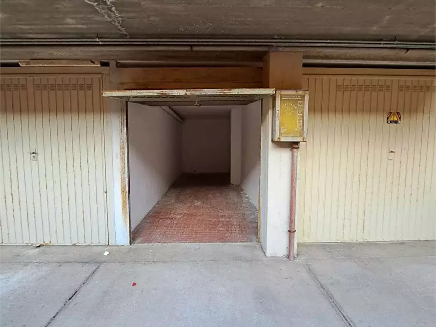 Immagine 6 di Garage in vendita  in via beppe orlandi  3 a Livorno