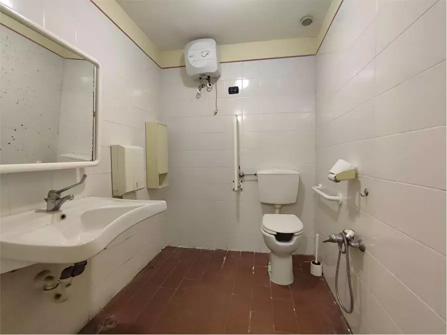 Immagine 14 di Ufficio in affitto  in SCALI DELLE PIETRE a Livorno