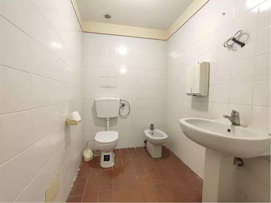 Immagine 15 di Ufficio in affitto  in SCALI DELLE PIETRE a Livorno