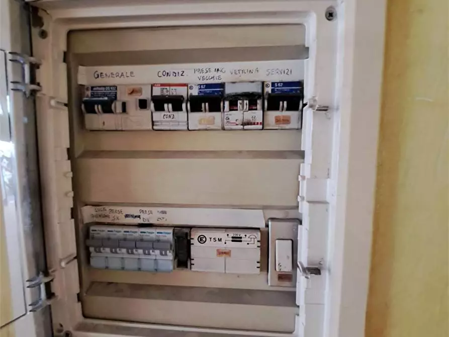 Immagine 13 di Negozio in vendita  in via Goldoni 11 a Livorno