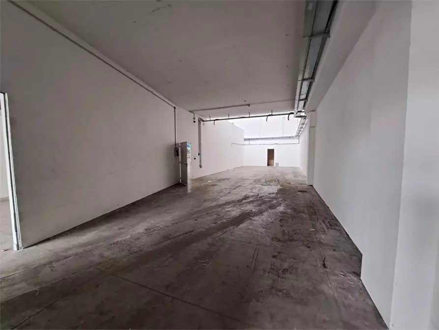 Immagine 15 di Capannone industriale in affitto  in Via Enriques 9 a Livorno