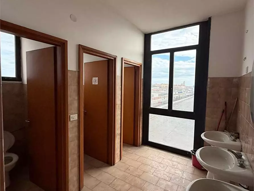 Immagine 5 di Ufficio in affitto  in via Donegani a Livorno
