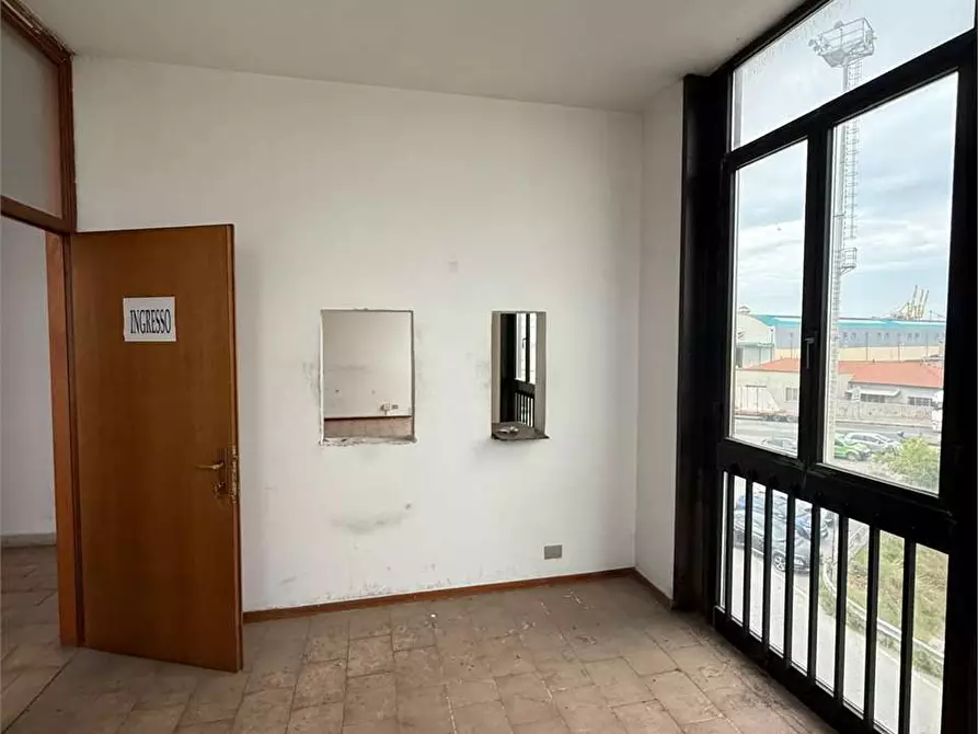 Immagine 8 di Ufficio in affitto  in via Donegani a Livorno