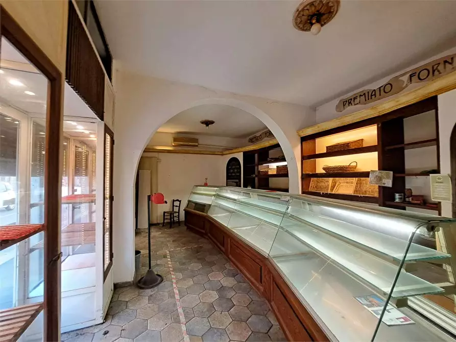 Immagine 3 di Negozio in vendita  a Livorno