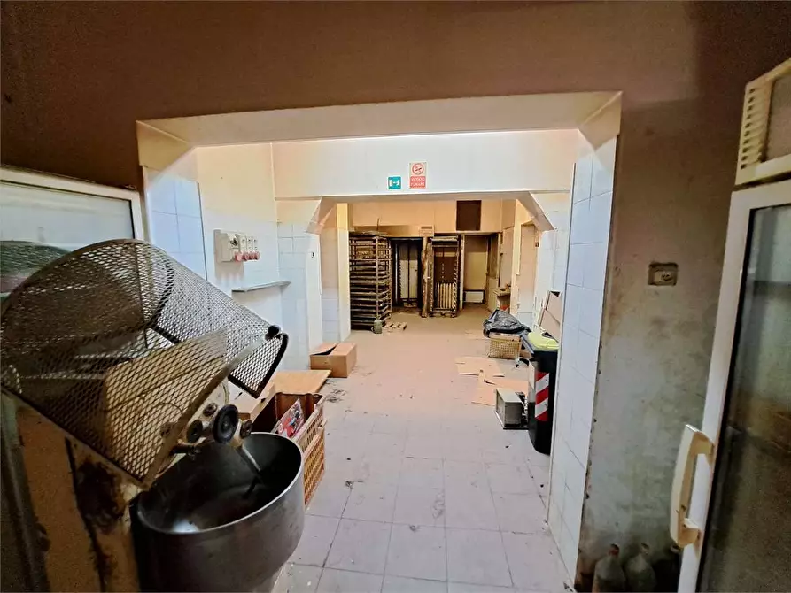 Immagine 8 di Negozio in vendita  a Livorno