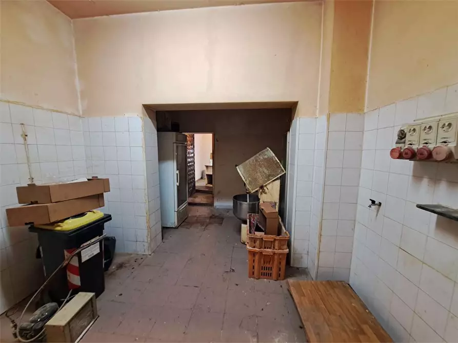 Immagine 9 di Negozio in vendita  a Livorno
