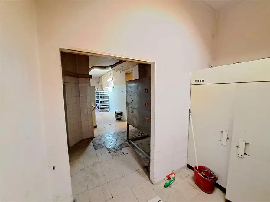 Immagine 12 di Negozio in vendita  a Livorno