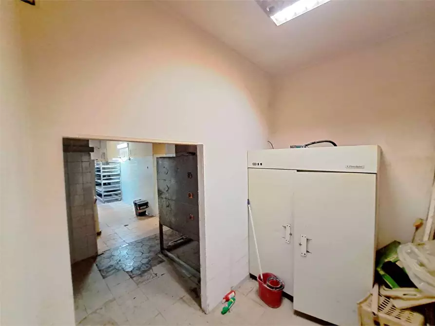 Immagine 13 di Negozio in vendita  a Livorno