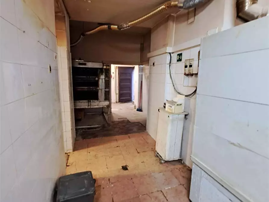 Immagine 21 di Negozio in vendita  a Livorno