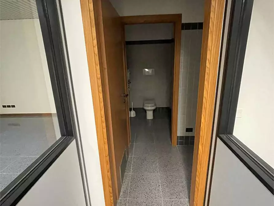 Immagine 4 di Ufficio in affitto  in Via Guglielmo Marconi  133 a Desenzano Del Garda