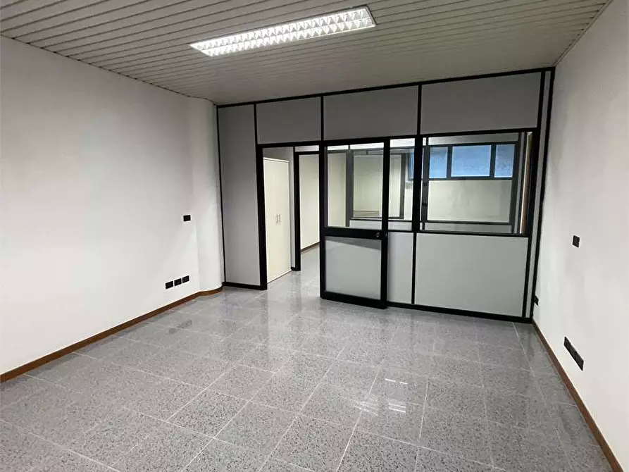Immagine 12 di Ufficio in affitto  in Via Guglielmo Marconi  133 a Desenzano Del Garda