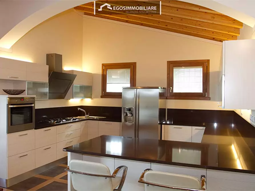 Immagine 2 di Villa in vendita  in Via Chiodi a Sirmione